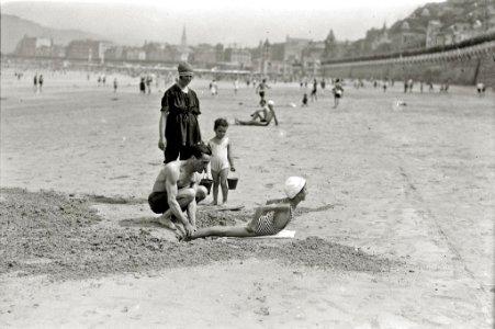 Escenas en la playa de la Concha (72 de 95) - Fondo Car-Kutxa Fototeka
