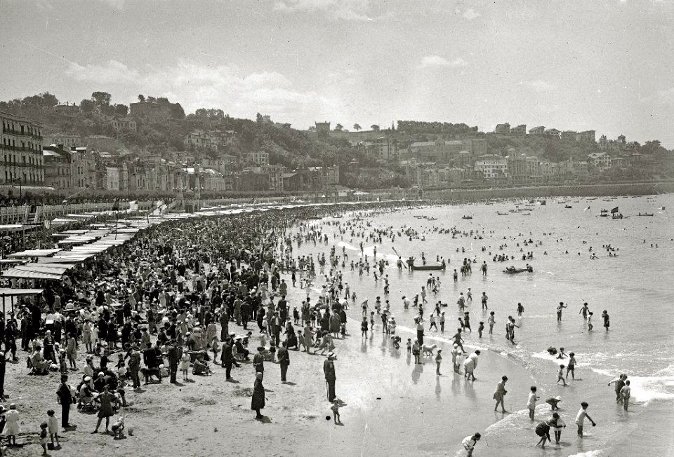 Escenas en la playa de la Concha (76 de 95) - Fondo Car-Kutxa Fototeka