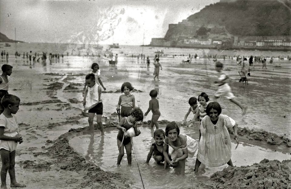 Escenas en la playa de la Concha (90 de 95) - Fondo Car-Kutxa Fototeka