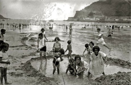 Escenas en la playa de la Concha (90 de 95) - Fondo Car-Kutxa Fototeka