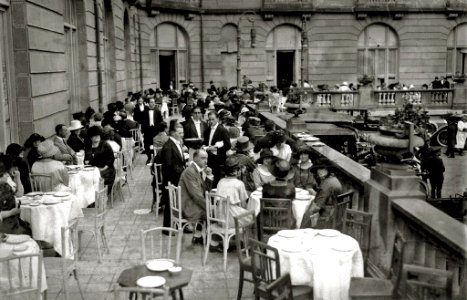 Escenas en la terraza del Hotel María Cristina (1 de 4) - Fondo Car-Kutxa Fototeka