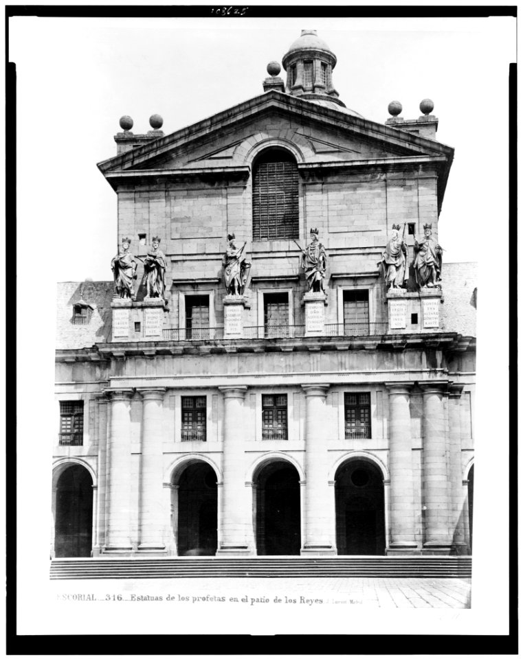 Escorial. Estatuas de los profetas en el patio de los Reyes - J. Laurent. Madrid. LCCN94511729