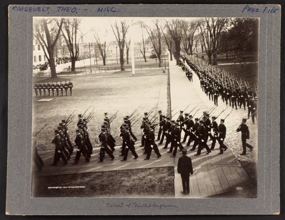 Escort of midshipmen LCCN2013651204