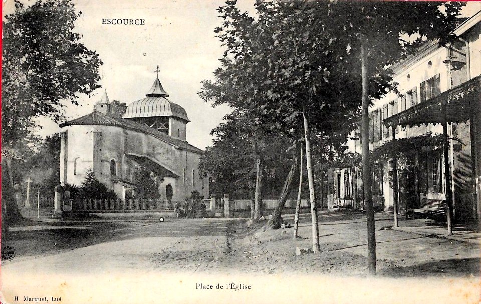Escource - Place de l'église 1