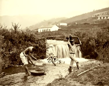 Escravos lavando ouro