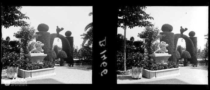 Escultura als jardins de la Torre dels Pardals (AFCEC GAUSACHS B 01466)