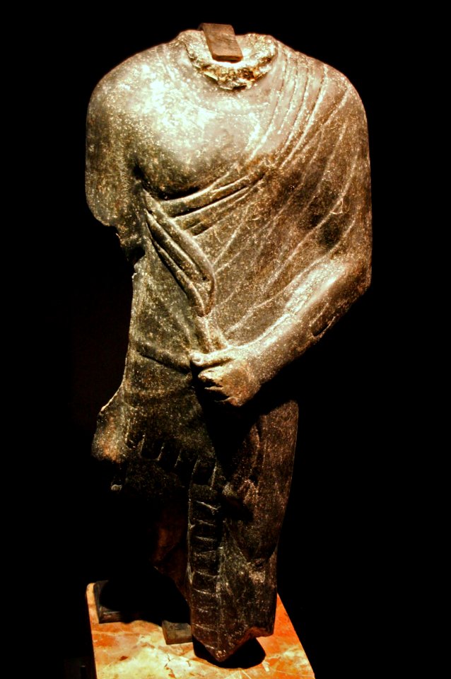 Escultura masculina egípcia