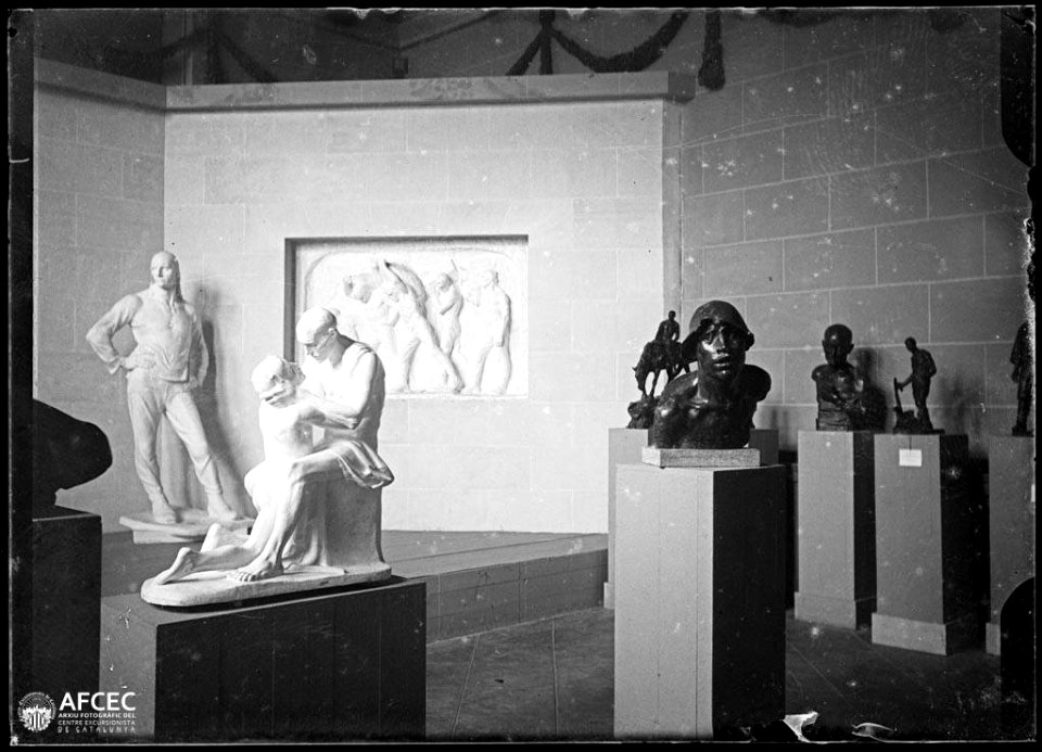 Escultures exposades al museu de reproduccions del Palau de Belles Arts de Barcelona per l'Exposició Universal de Barcelona del 1888 (AFCEC MORELLO A 7526)