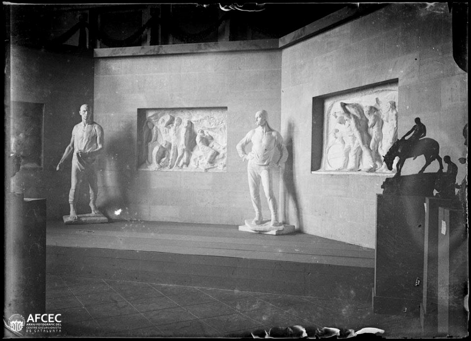 Escultures exposades al museu de reproduccions del Palau de Belles Arts de Barcelona per l'Exposició Universal de Barcelona del 1888 (AFCEC MORELLO A 7525)