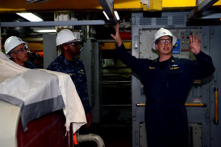 ESG 3 visits USS Green Bay 131008-N-BB534-269