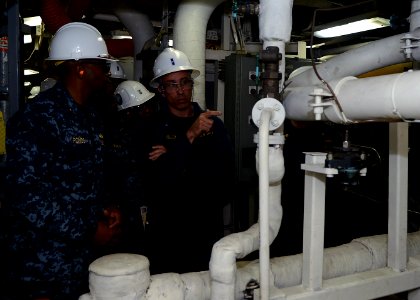 ESG 3 visits USS Green Bay 131008-N-BB534-285