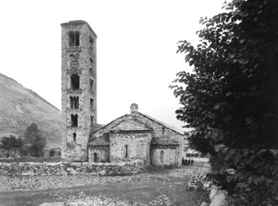 Església de Sant Climent de Taüll amb gent al costat (restored)
