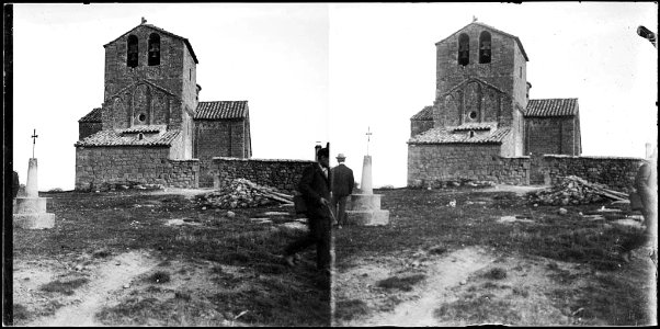 Església de Sant Cugat del Racó, excursionistes i una petita creu de terme
