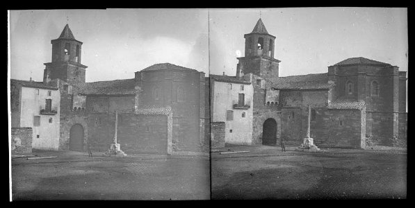 Església de Prades amb l'absis i la plaça en primer terme