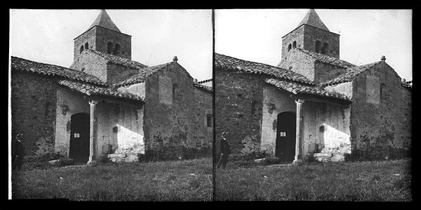 Església de Romanyà de la Selva amb un home