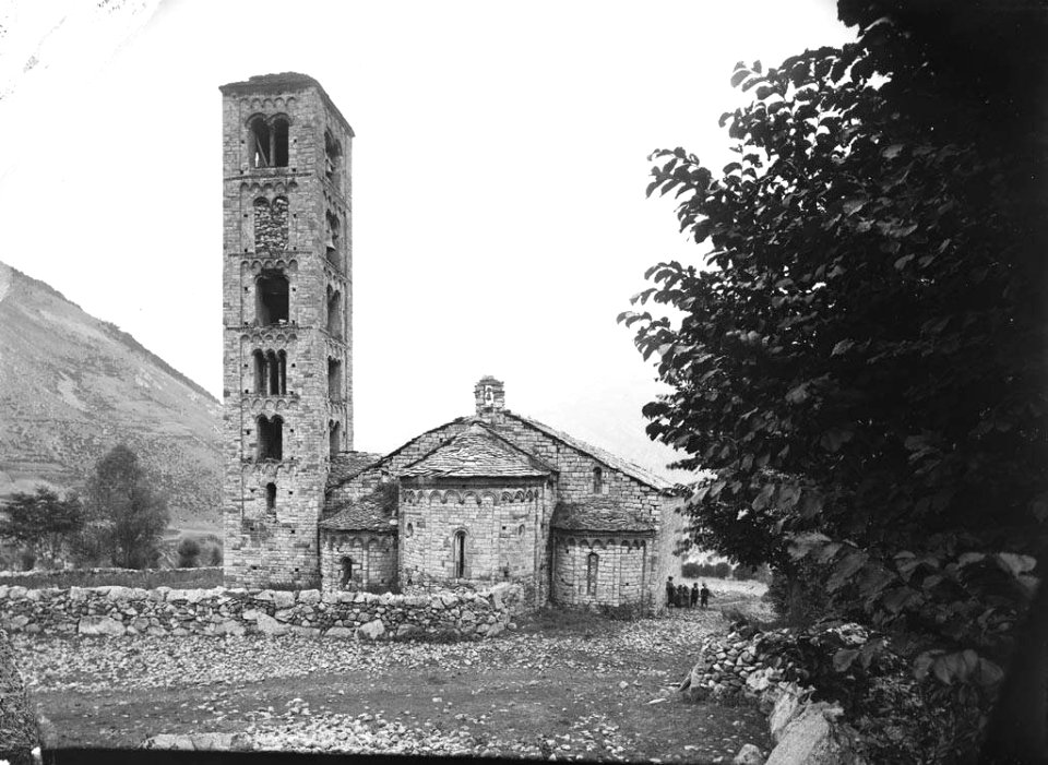 Església de Sant Climent de Taüll amb gent al costat