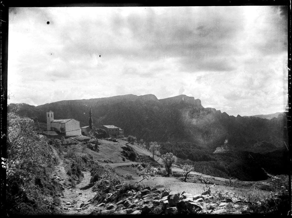 Església de Sant Esteve de Sisquer i la muntanya de Busa vistos des del camí de Montcalb
