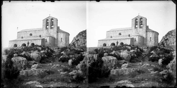 Església de Sant Pere de Montgrony i un home al davant