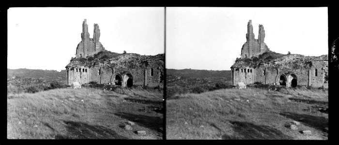 Església de Sant Pere de Ponts en ruïnes, se'n pot distingir l'absis i el campanar