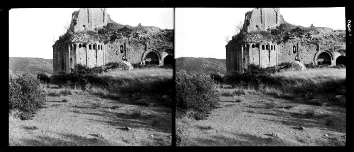 Església de Sant Pere de Ponts en ruïnes, se'n pot distingir l'absis