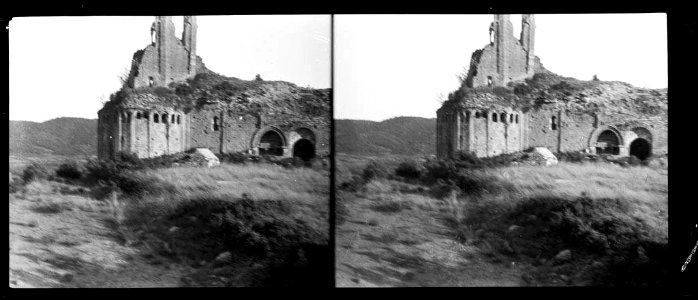 Església de Sant Pere de Ponts en ruïnes, se'n pot distingir l'absis (AFCEC DEGOLLADA X 120)