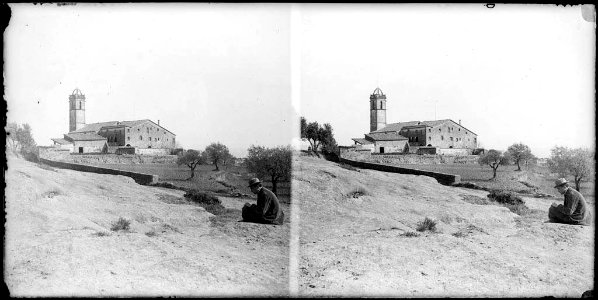 Església de Sant Miquel de Viver i un home assegut a primer terme
