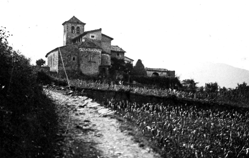 Església de Santa Margarida de Bianya i camps de conreu a primer terme