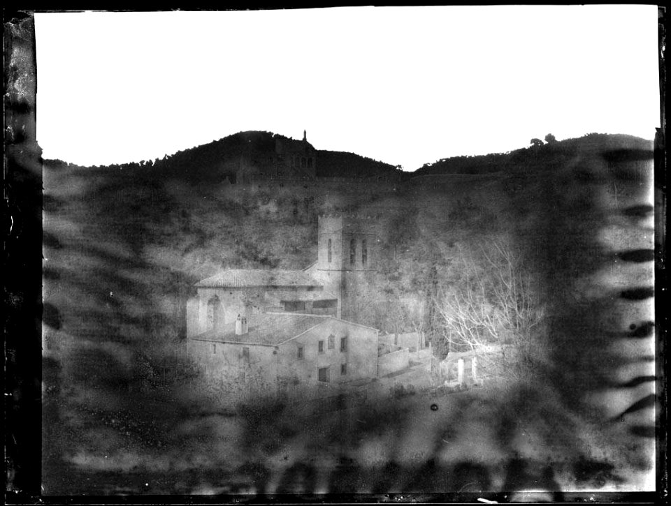 Església de Vallvidrera entre muntanyes