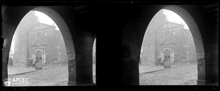 Església de Santa Maria la Major i la plaça Major de Prades des dels porxos
