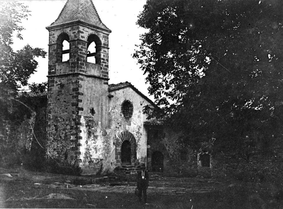 Església del Santuari de Cabrera i un home