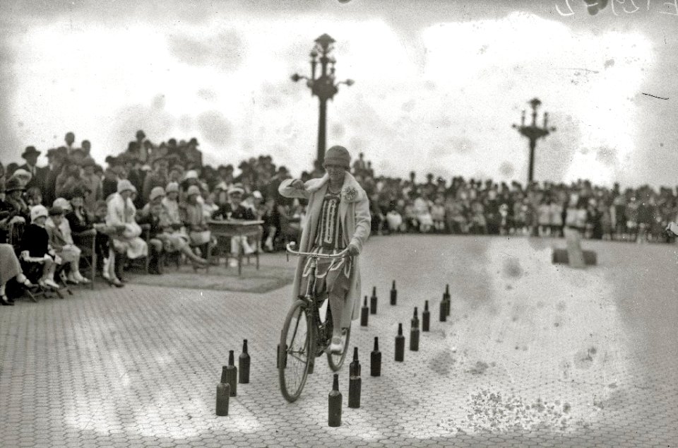 Espectáculo en la terraza del Gran Kursaal (2 de 4) - Fondo Car-Kutxa Fototeka