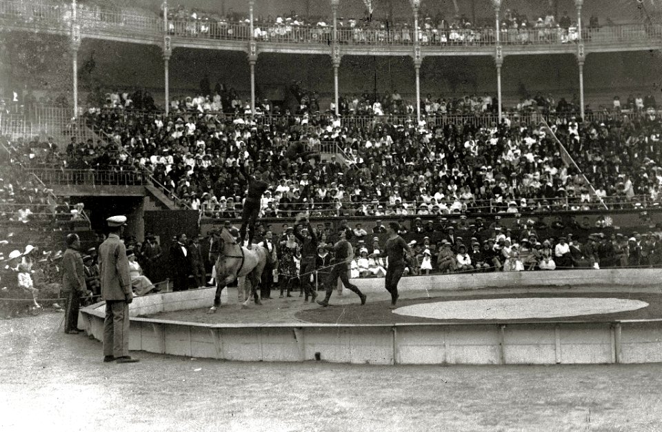 Espectáculo circense en una plaza de toros (3 de 3) - Fondo Car-Kutxa Fototeka