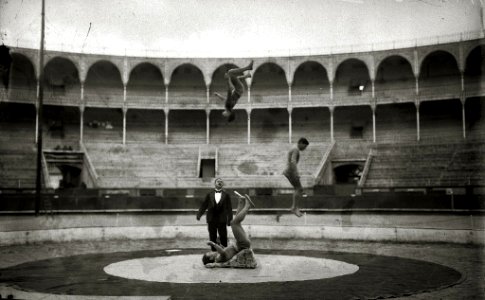 Espectáculo circense en una plaza de toros (2 de 3) - Fondo Car-Kutxa Fototeka