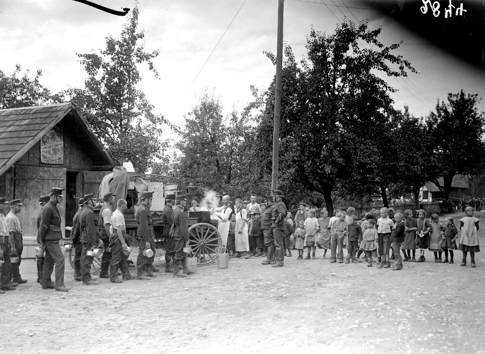 Essenfassen an der Feldküche - CH-BAR - 3239045