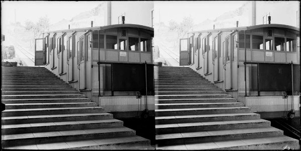 Estació del funicular del Tibidabo amb un vagó del funicular