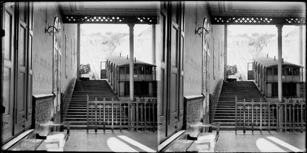 Estació del funicular del Tibidabo amb el funicular sortint