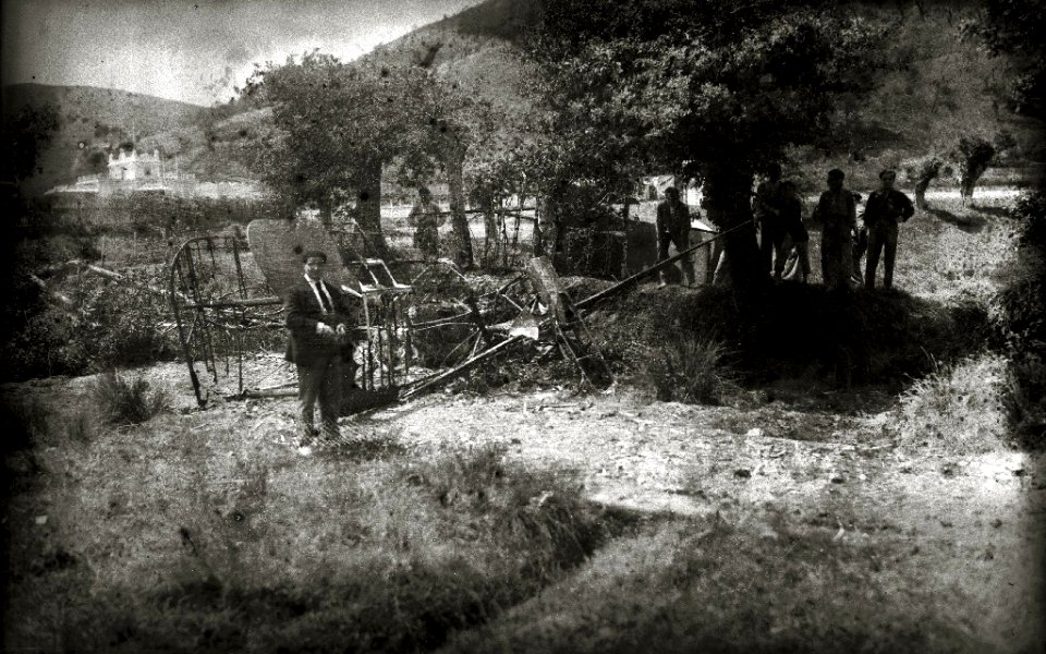Estado en el que se quedo el biplano 'Breguet' en los terrenos del hipódromo de Lasarte (1 de 2) - Fondo Car-Kutxa Fototeka