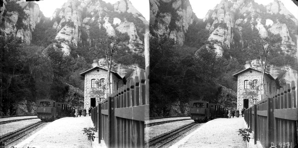 Estació del cremallera de Montserrat amb el cremallera i gent pujant