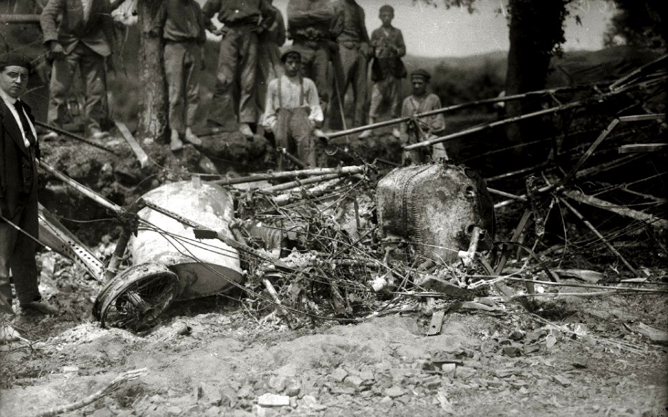 Estado en el que se quedo el biplano 'Breguet' en los terrenos del hipódromo de Lasarte (2 de 2) - Fondo Car-Kutxa Fototeka