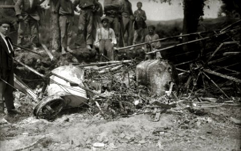 Estado en el que se quedo el biplano 'Breguet' en los terrenos del hipódromo de Lasarte (2 de 2) - Fondo Car-Kutxa Fototeka