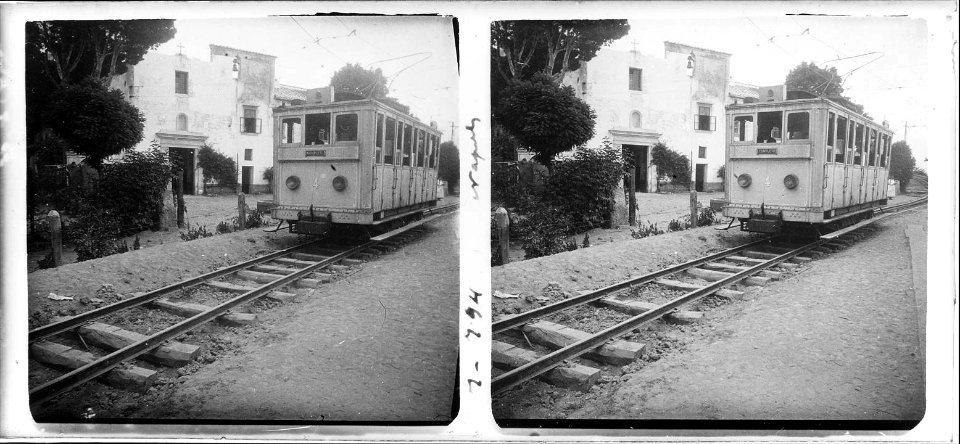 Estació ferroviària al costat d ' una ermita de Nàpols