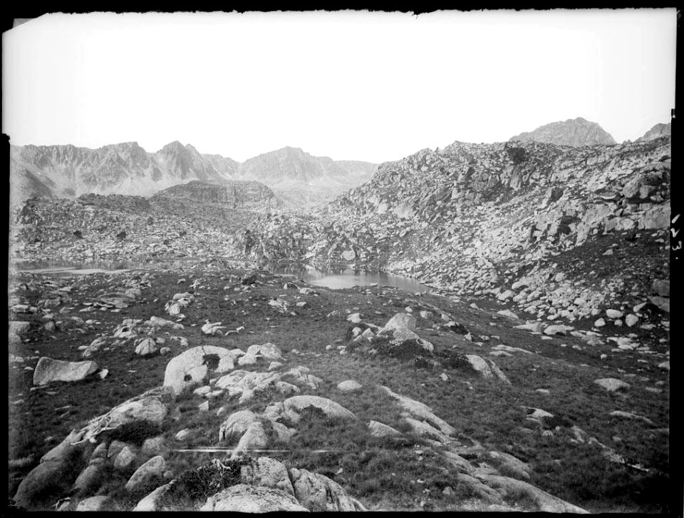 Estany de Pessons entre muntanyes