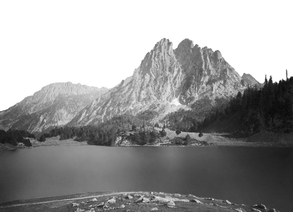 Estany de Sant Maurici amb la roca dels Encatats al fons (restored)