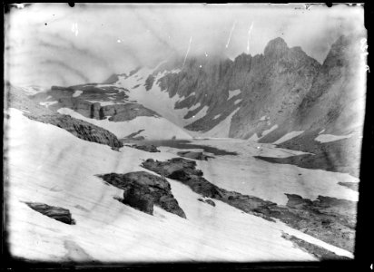 Estany glaçat voltat de muntanyes nevades al Mont Perdut