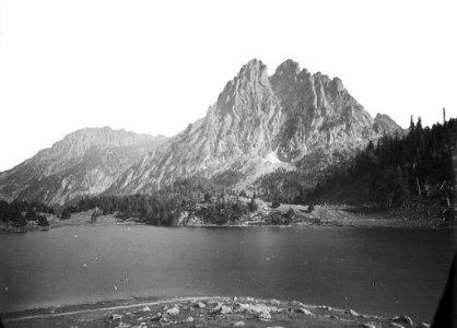 Estany de Sant Maurici amb la roca dels Encatats al fons