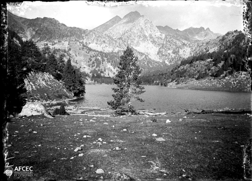 Estany de Sant Maurici voltat de boscos i muntanyes
