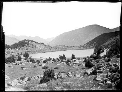 Estany d'Angulastes entre muntanyes