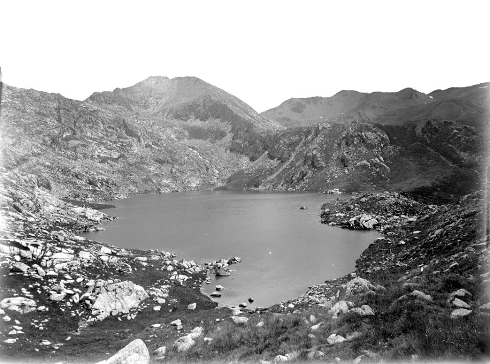 Estany Gento entre muntanyes