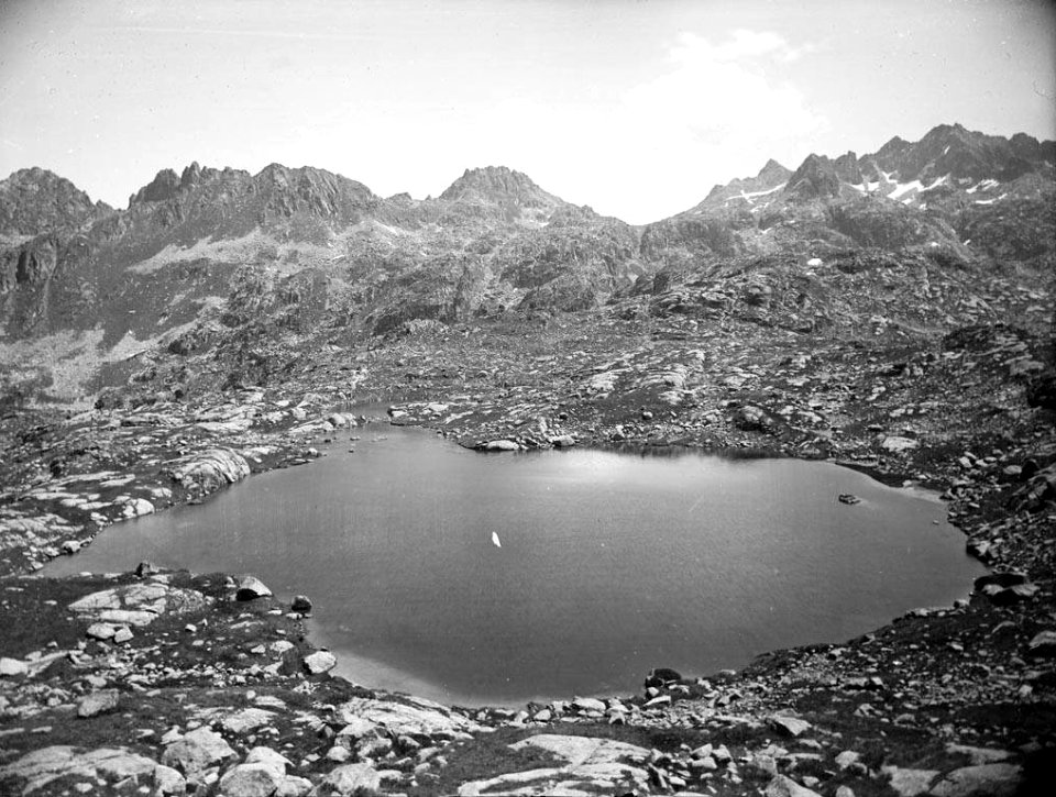 Estany de Baish de Saboredo entre muntanyes