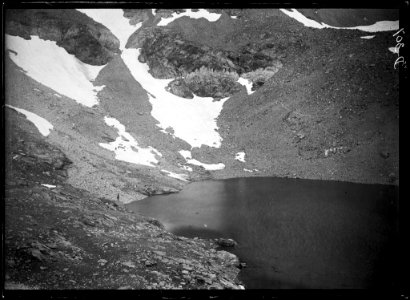 Estany de muntanya amb una persona a la riba a la zona del Mont Perdut